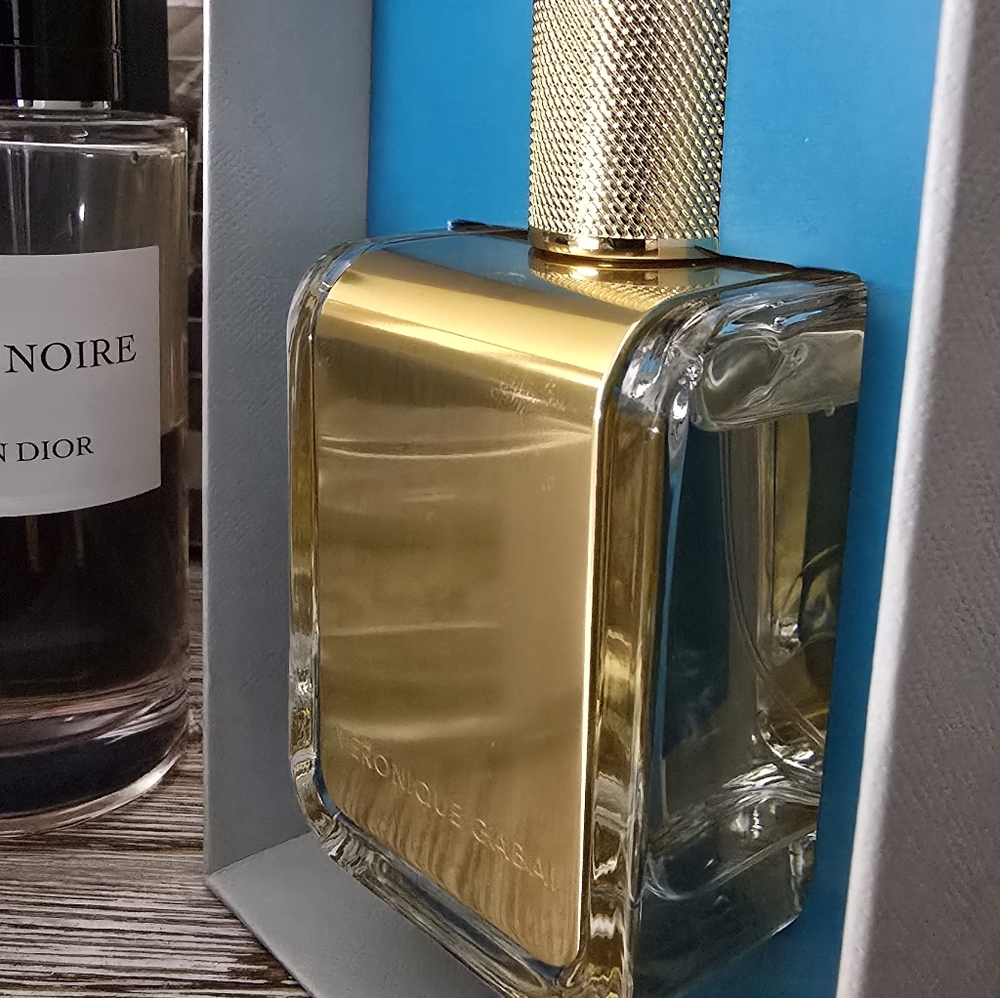 Women’s Gold Eau de Parfum Bottle- DELICES DES BOIS - Picture 3 of 5